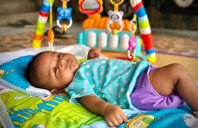 Giocare con i neonati: attività Montessori per i Neonati