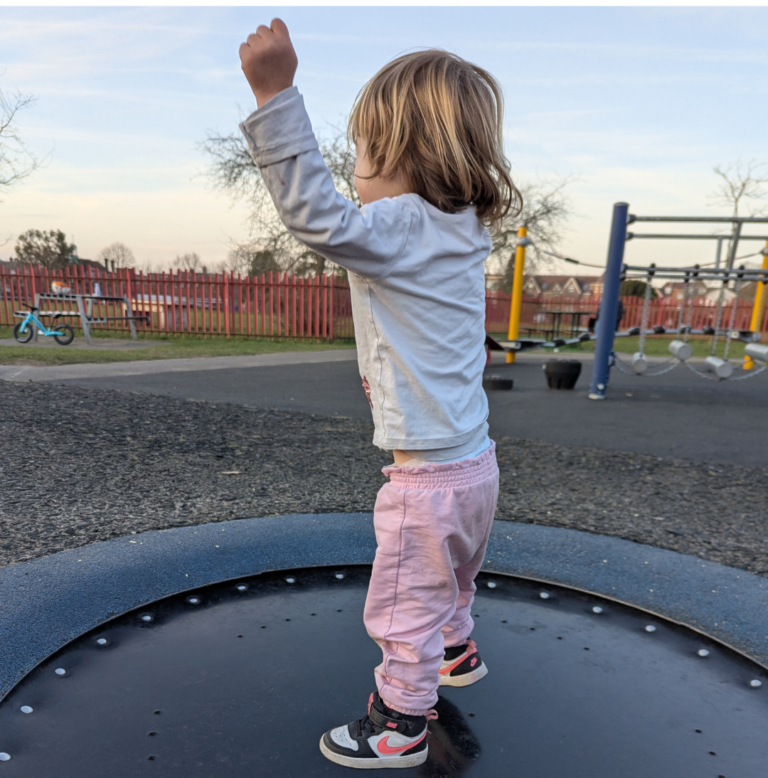 bambina che salta sul trampolino. Come migliorarel'autostima dei bambini con il gioco all'aperto