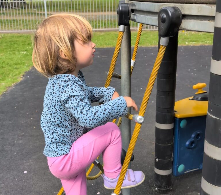 Montessori a due anni. Zara adora arrampicarsi