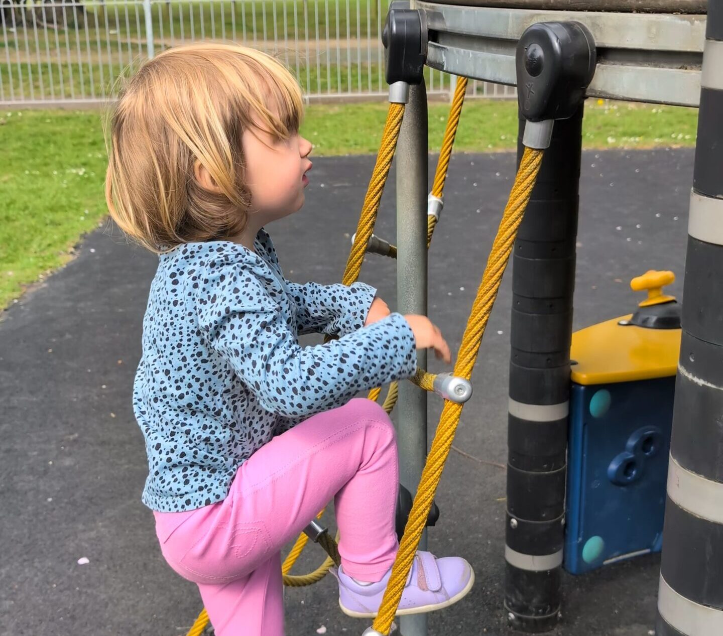 Montessori a due anni. Zara adora arrampicarsi