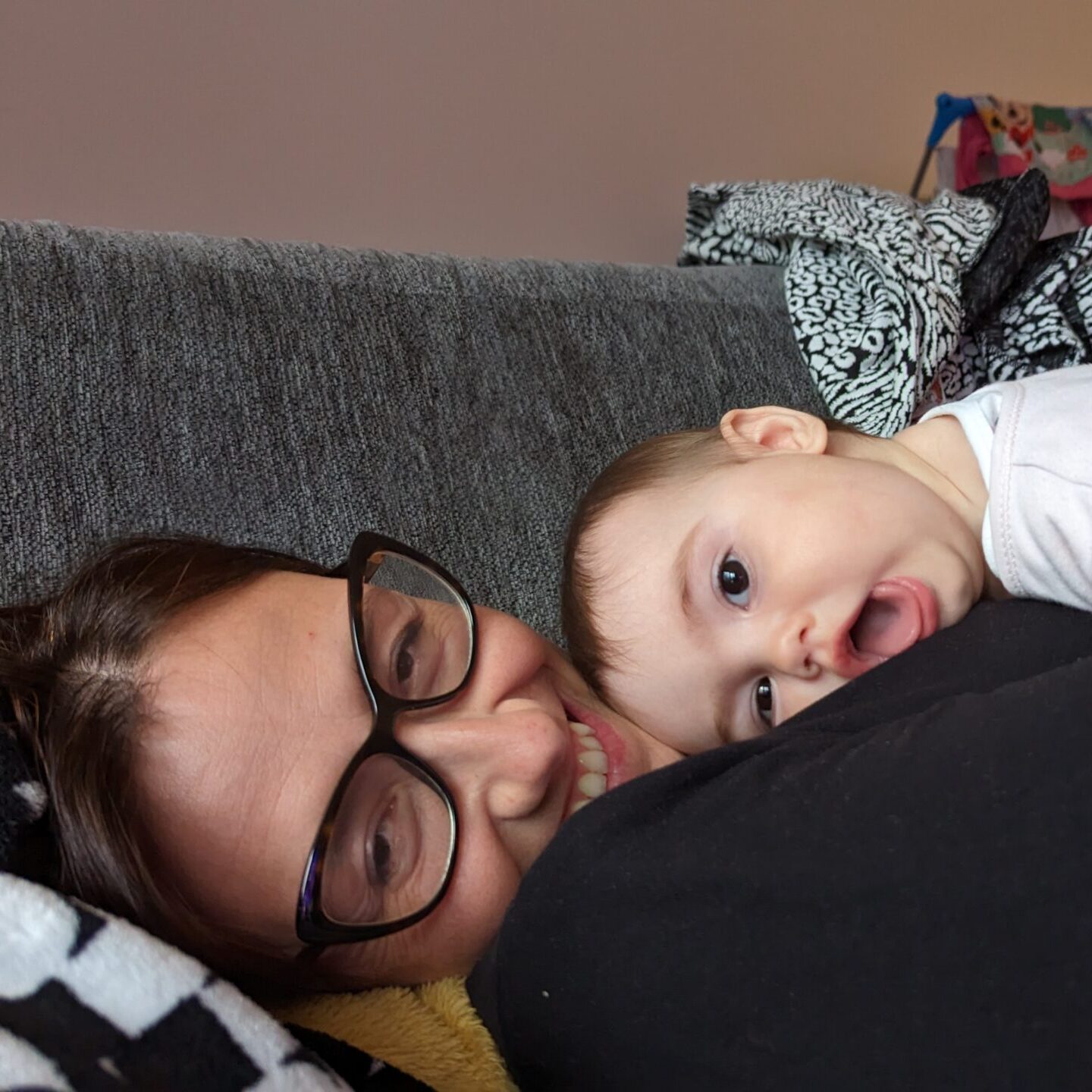 Mamma che coccola la bambina a letto durante la routine serale